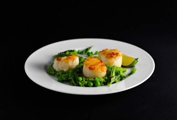 Nigellas Scallops with Thai Scented Pea Puree